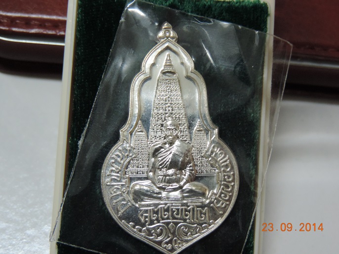 เหรียญหลวงปู่คำบุ มงคลบารมี89 เยือนอินเดีย เนื้อเงินหมายเลข38 สภาพสวยเดิมๆพร้อมกล่องเดิม