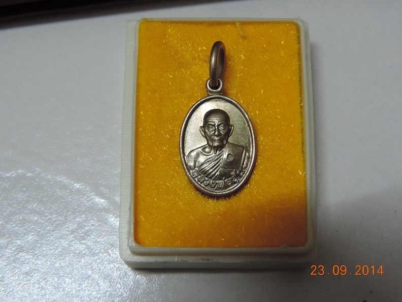 เหรียญเม็ดแตง รุ่น1หลวงพ่ออุ้น วัดตาลกง ปี2548 เนื้ออัลปาก้า สภาพสวยมากเดิมๆพร้อมกล่องเดิม