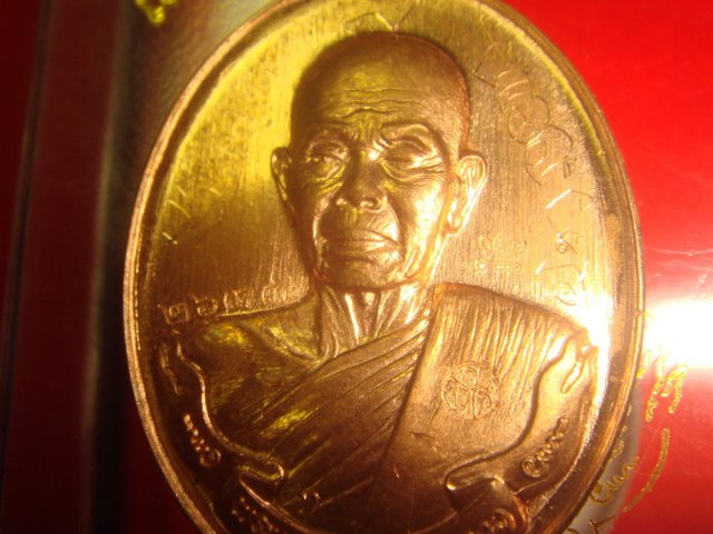 เหรียญหลวงพ่อคูณห่วงเชื่อมรุ่นแรกออกวัดบ้านไร่ปี57ทองแดงผิวไฟเหรียญเล็ก2637 พิเศษมีจารเต็มสูตรค่ะ