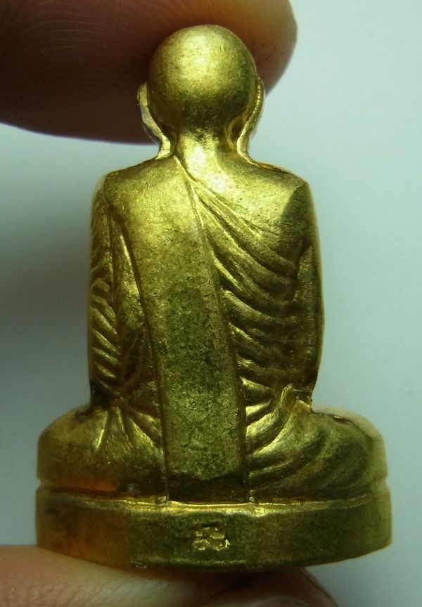 รูปเหมือนรุ่น 9 มงคล หลวงพ่อฉาบ วัดศรีสาคร ปี51 เนื้อทองเหลือง ตอก 3โค๊ต กล่องเดิม
