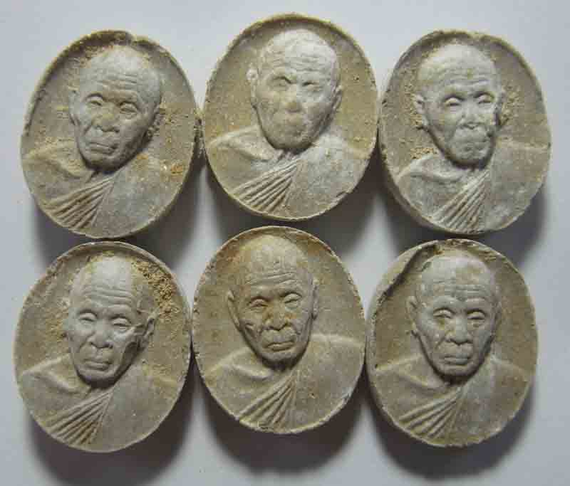 ** เคาะเดียว 6 องค์ 500 บาท พระผงเม็ดกระดุม หลวงปู่แผ้ว ออกวัดกำแพงแสน จ.นครปฐม *** c4