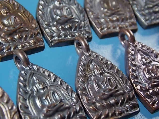 เจ้าสัว 3 พิมพ์เล็ก เนื้อทองเเดงผิวไฟ พร้อมกล่อง มา 20 องค์ 