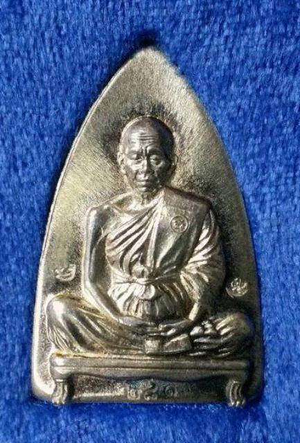 ...เหรียญหลวงพ่อคูณ รุ่นพุทธคูณสยาม เตารีดพิมพ์ใหญ่ เนื้อเงิน หมายเลข 281 สวยๆครับ...