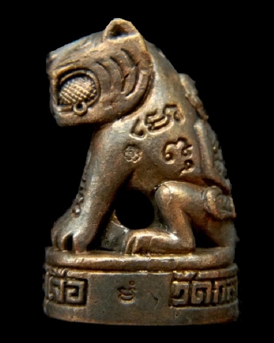 (( 900 ฿ )) เสือหล่อโบราณคาบเบี้ยแก้ หลวงปู่เจือ วัดกลางบางแก้ว ( เนื้อโลหะผสมรมดำ ) พร้อมกล่องเดิม 