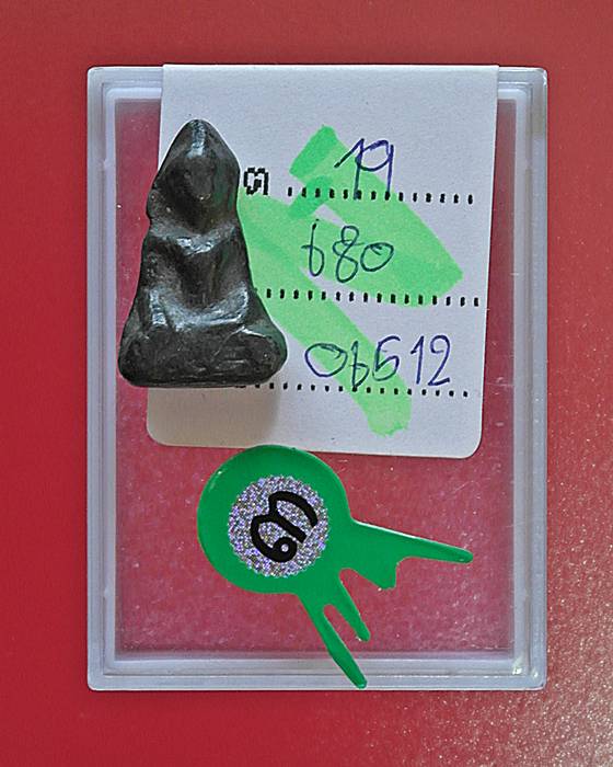 พระท่ากระดานน้อย กรุวัดศาลเจ้า จ.ราชบุรี เนื้อชินตะกั่วสนิมแดง  ติดรางวัลที่ 3  