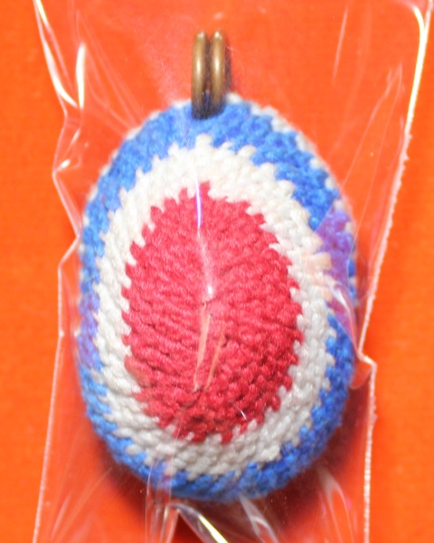 หลวงปู่เจือ วัดกลางบางแก้ว เบี้ยแก้ถักเชือกลายธงชาติ 