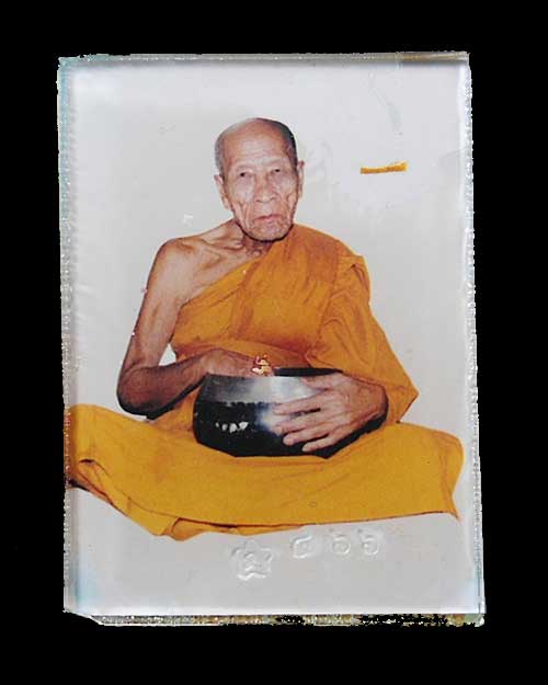 หลวงปู่คำบุ รูปกระจกหลังจีวรปั๊มยันต์ ตอกโค้ด หมายเลข 466 ขนาด 3.2X2.5 ซม.