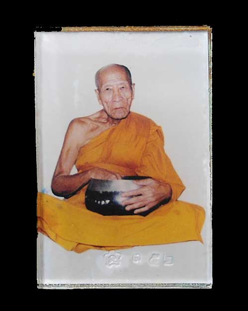 หลวงปู่คำบุ รูปกระจกหลังจีวรปั๊มยันต์ ตอกโค้ด หมายเลข 352 ขนาด 3.2X2.5 ซม.
