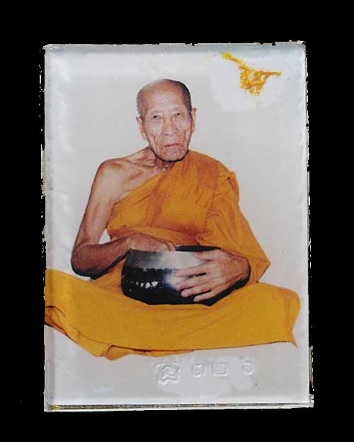 หลวงปู่คำบุ รูปกระจกหลังจีวรปั๊มยันต์ ตอกโค้ด 326 ขนาด 3.2X2.5 ซม.