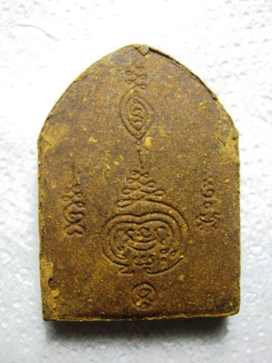 พระเนื้อผงยาจินดามณี พิมพ์สะดุ้งกลับห้าเหลี่ยม หลวงปู่เจือ วัดกลางบางแก้ว จ.นครปฐม ปี 2549