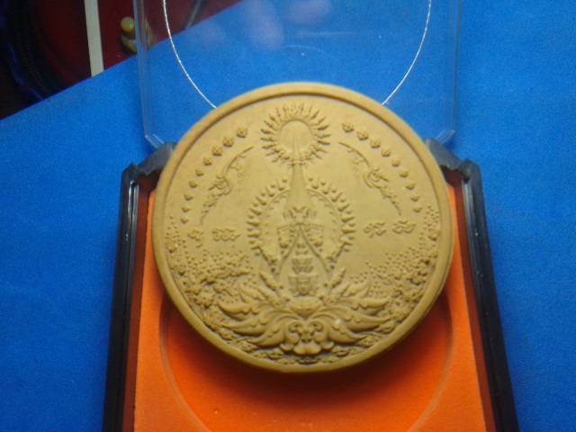 อภิปัญญามหาเศรษฐี เนื้อผงพุทธคุณสีน้ำตาล ปี2550 ขนาด 5.5 ซม. มีโค๊ดกำ เคาะเดียวครับ