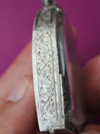 ตลัดเงิน (ใส่พระขุนแผน) หลังปิด แกะลายสวยๆ เงินเก่า หนาๆ