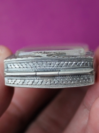 ตลัดเงิน (ใส่พระขุนแผน) หลังปิด แกะลายสวยๆ เงินเก่า หนาๆ