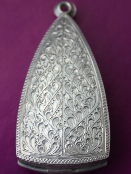 ตลัดเงิน หลังปิด แกะลายสวยๆ เงินเก่า หนาๆ