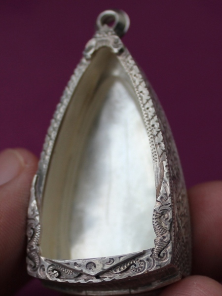 ตลัดเงิน หลังปิด แกะลายสวยๆ เงินเก่า หนาๆ