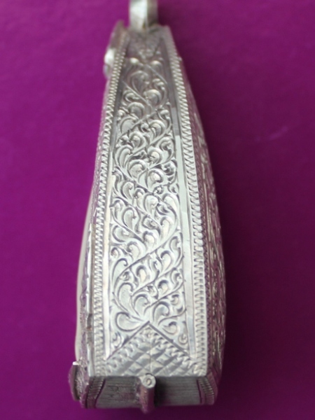 ตลัดเงิน หลังปิด แกะลายสวยๆ เงินเก่า หนาๆ