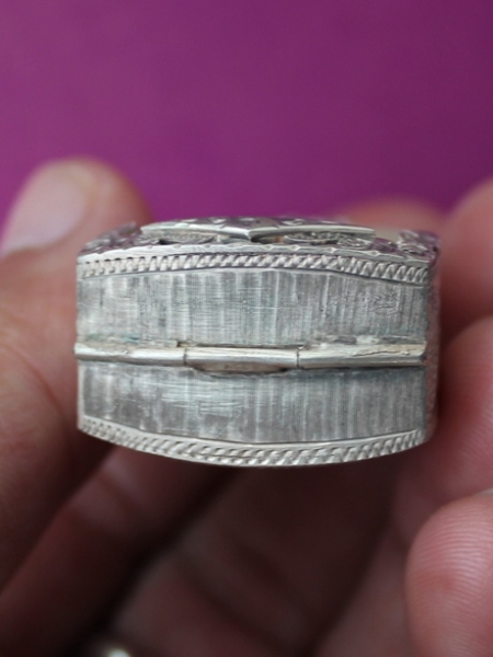 ตลัดเงิน หลังปิด แกะลายสวยๆ เงินเก่า หนาๆ