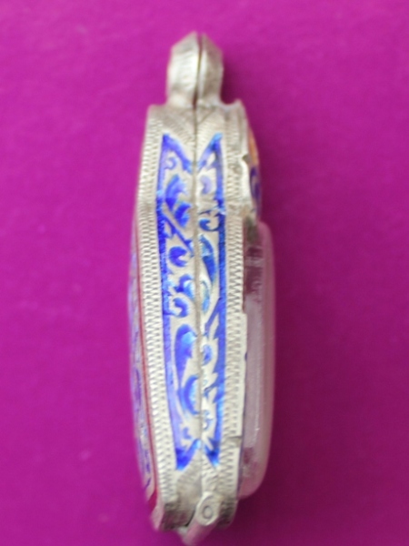 ตลัดเงินลงยา หลังปิด แกะลายสวยๆ เงินเก่า หนาๆ