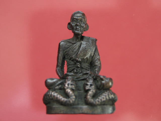 หลวงปู่คำพันธ์ รูปเหมือน นั่งพญานาค ปี42 เนื้อนวะโลหะ กล่องเดิม