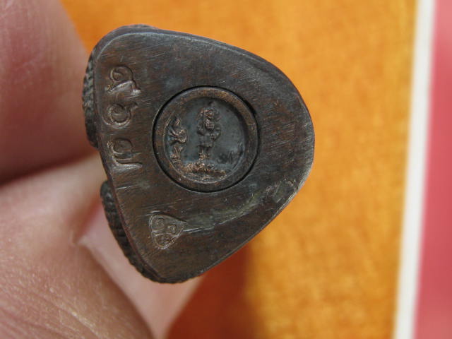 หลวงปู่คำพันธ์ รูปเหมือน นั่งพญานาค ปี42 เนื้อนวะโลหะ กล่องเดิม