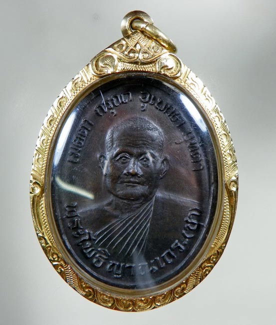 เหรียญรุ่นแรก หลวงปู่ชา วัดหนองป่า ปี 18 เนื้อทองแดงบล็อกตัดเงิน สวยๆครับพร้อมเลี่ยมทอง