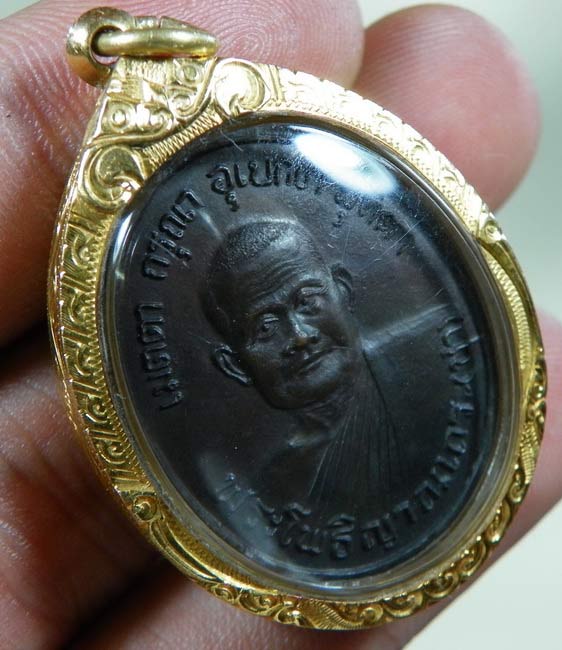 เหรียญรุ่นแรก หลวงปู่ชา วัดหนองป่า ปี 18 เนื้อทองแดงบล็อกตัดเงิน สวยๆครับพร้อมเลี่ยมทอง