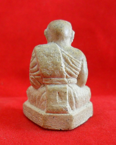 พระรูปหล่อเนื้อผง หลวงพ่อน้อย วัดลาดปลาเค้า สมบูรณ์ มีเส้นเกษา สภาพสวยครับ