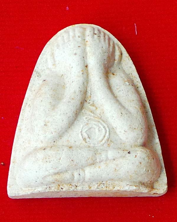 พระปิดตาหลังแบบ เนื้อผงพุทธคุณ ผสมแร่เขาพรหมชะแง้ หลวงพ่ออุ้น วัดตาลกง จ. เพชรบุรี จัดสร้างปี พ.ศ. 2