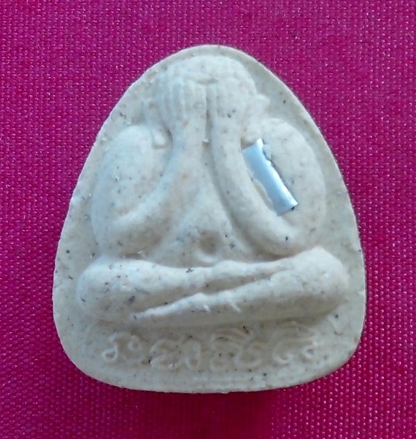 พระปิดตาหลวงพ่อยิด รุ่นเสริมบารมี เนื้อว่าน ๑๐๘ ฝังตะกรุด กล่องเดิม เคาะเดียว