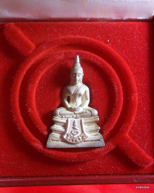 พระรูปเหมือนหลวงพ่อโสธร รุ่น 80 ปี กรมตำรวจ เนื้อเงินพร้อมกล่อง