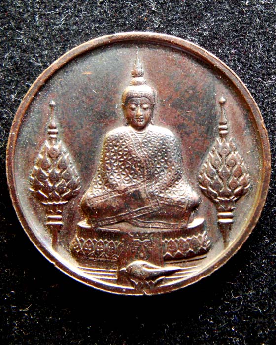 เหรียญพระแก้วมรกต ฉลองวัดพระศรีรัตนศาสดาราม ปี 2525