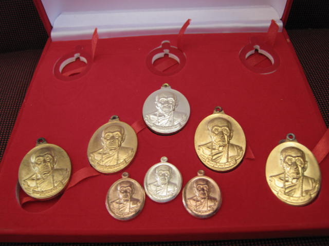 เหรียญห่วงเชื่อมหลวงปู่คำบุ รุ่นธรณีสงฆ์มหาลาภ....ชุดกรรมการ... รับพระ 8 เหรียญ..ส่ง