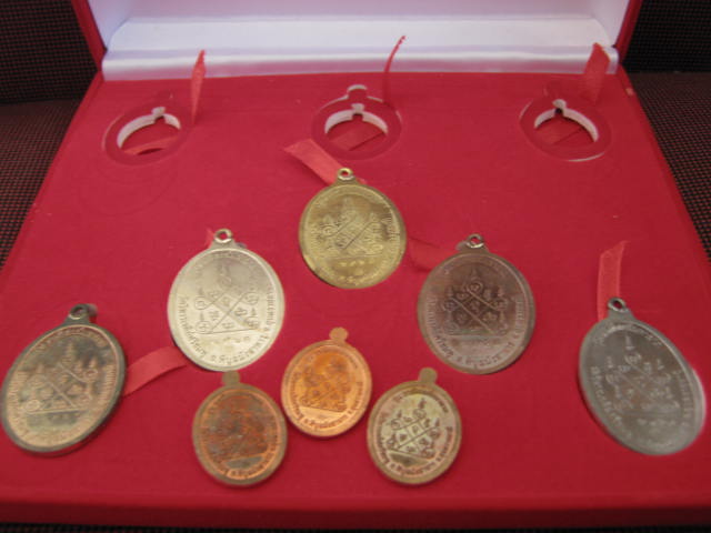 เหรียญห่วงเชื่อมหลวงปู่คำบุ รุ่นธรณีสงฆ์มหาลาภ....ชุดกรรมการ... รับพระ 8 เหรียญ..ส่ง