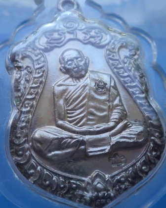 เหรียญเสมาหลวงปู่ทิม วัดละหารไร่ ปี 2537 กะไหล่เงินสวย โค๊ดศาลา เลี่ยมพลาสติก แถมสร้อย