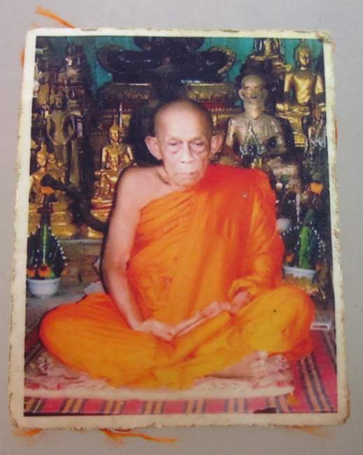รูปพระเกจิ ด้านหลังผ้ายันต์จีวร