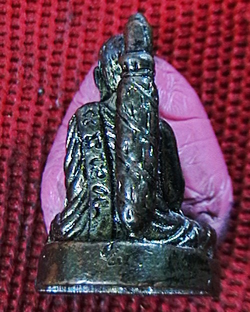 พระรูปหล่อลอยองค์ พิมพ์สิวลีจกบาตร  เคาะเดียวแดง