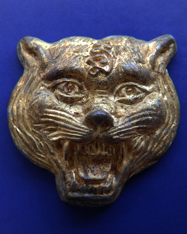 2.หน้ากากเสือหล่อโบราณ หลวงปู่คำบุ วัดกุดชมภู ตอกโค้ด+เลข พร้อมกล่องเดิม