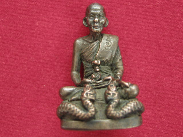 หลวงปู่คำพันธ์ รูปเหมือน นั่งพญานาค ปี42 เนื้อนวะโลหะ กล่องเดิม