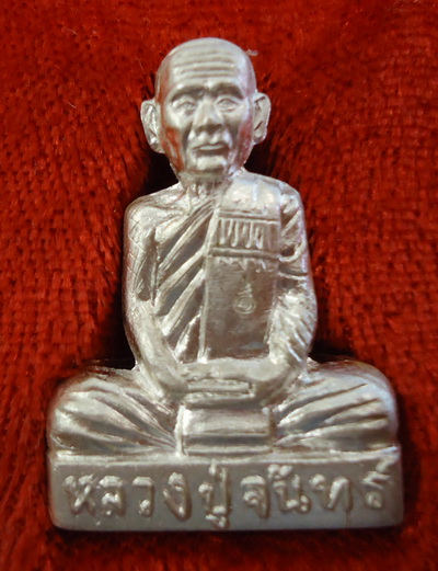 เนื้อเงิน สวยกริ๊บ!! รูปเหมือนปั้ม รุ่นแรก หลวงปู่จันทร์ วัดซับน้อย จ.เพชรบูรณ์ หมายเลข ๕๗
