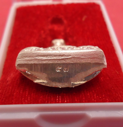 เนื้อเงิน สวยกริ๊บ!! รูปเหมือนปั้ม รุ่นแรก หลวงปู่จันทร์ วัดซับน้อย จ.เพชรบูรณ์ หมายเลข ๕๗