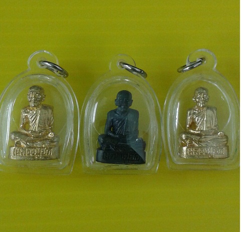 รูปเหมือนลอยองค์หลวงปู่ฮกเนื้อทองแดงลมดำ 1 องค์+เนื้อทองฝาบาตร 2 องค์เลื่อมพร้อมใช้เคาะเดียว