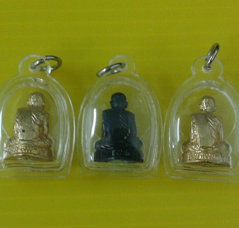 รูปเหมือนลอยองค์หลวงปู่ฮกเนื้อทองแดงลมดำ 1 องค์+เนื้อทองฝาบาตร 2 องค์เลื่อมพร้อมใช้เคาะเดียว