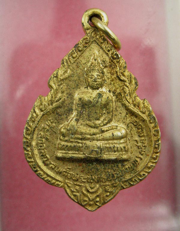 หลวงพ่อแพ วัดพิกุลทอง จ.สิงห์บุรี กระไหล่ทอง