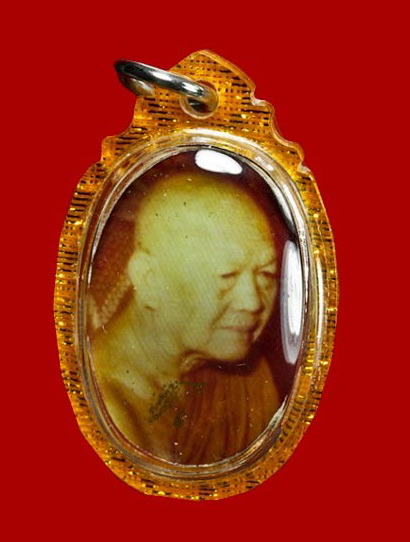 "เคาะเดียว" ล็อคเก็ตพระอาจารย์ฝั้น อาจาโร กระดาษหนังไก่ นำมาเลี่ยมใหม่