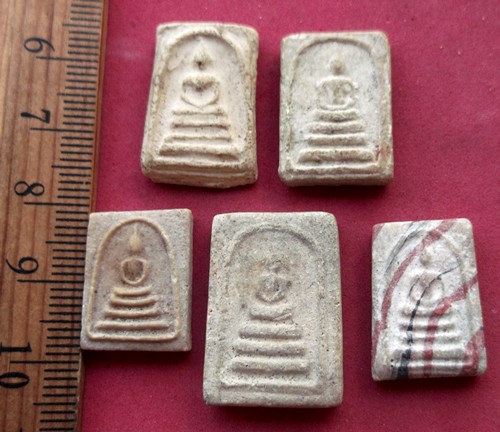 วัดใจเริ่ม 10 บาท กับ พระสมเด็จเนื้อผงองค์เล็ก 5 องค์ ….AR486