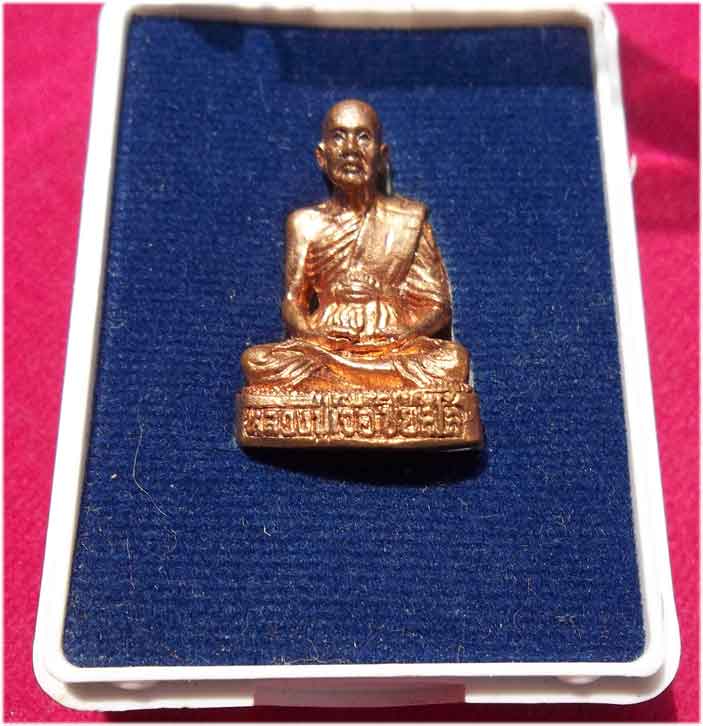 รูปหล่อลอยองค์ ในงานพระราชทานเพลิงศพ หลวงปู่เจือ ปิยสีโล วัดกลางบางแก้ว ปี 2554 