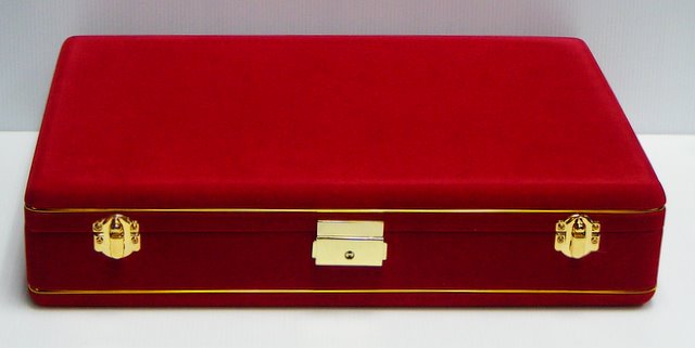  กล่องใส่พระ สั่งทำพิเศษ 2ชั้น 64ช่อง หุ้มกำมะหยี่สีแดง สวยหรู น่าใช้มากๆคะ