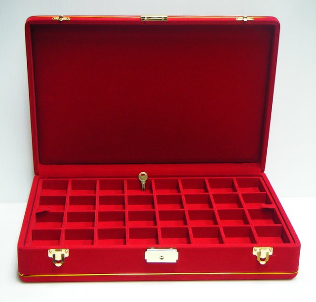  กล่องใส่พระ สั่งทำพิเศษ 2ชั้น 64ช่อง หุ้มกำมะหยี่สีแดง สวยหรู น่าใช้มากๆคะ