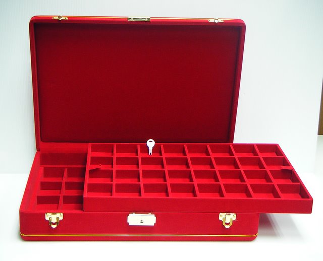  กล่องใส่พระ สั่งทำพิเศษ 2ชั้น 64ช่อง หุ้มกำมะหยี่สีแดง สวยหรู น่าใช้มากๆคะ