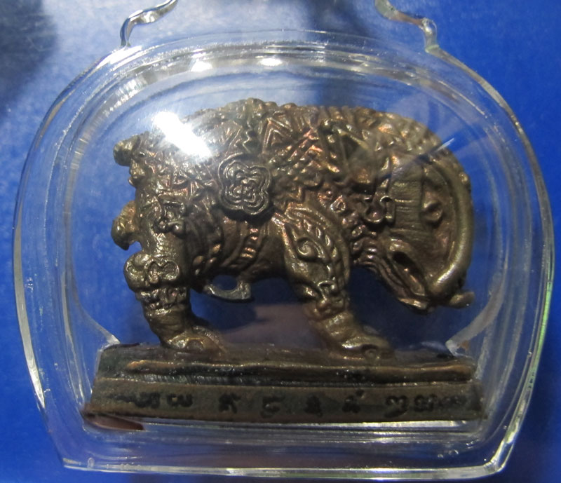 พญาหมูพลิกแผ่นดิน หลวงปู่กาหลง วัดเขาแหลม จ.สระแก้ว รุ่นแรก ปี 2549 เนื้อนวะโลหะ